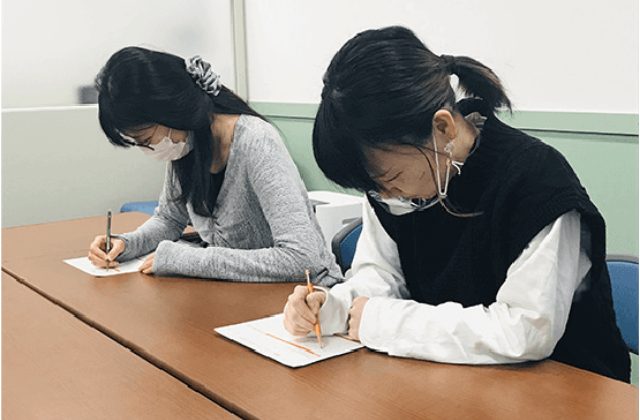 写真:検査票に記入している学生